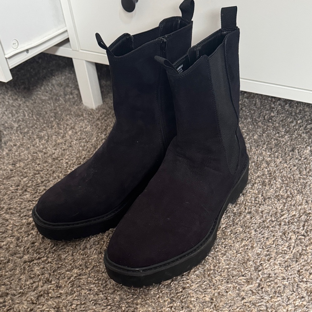 Women Black Chelsea Boots